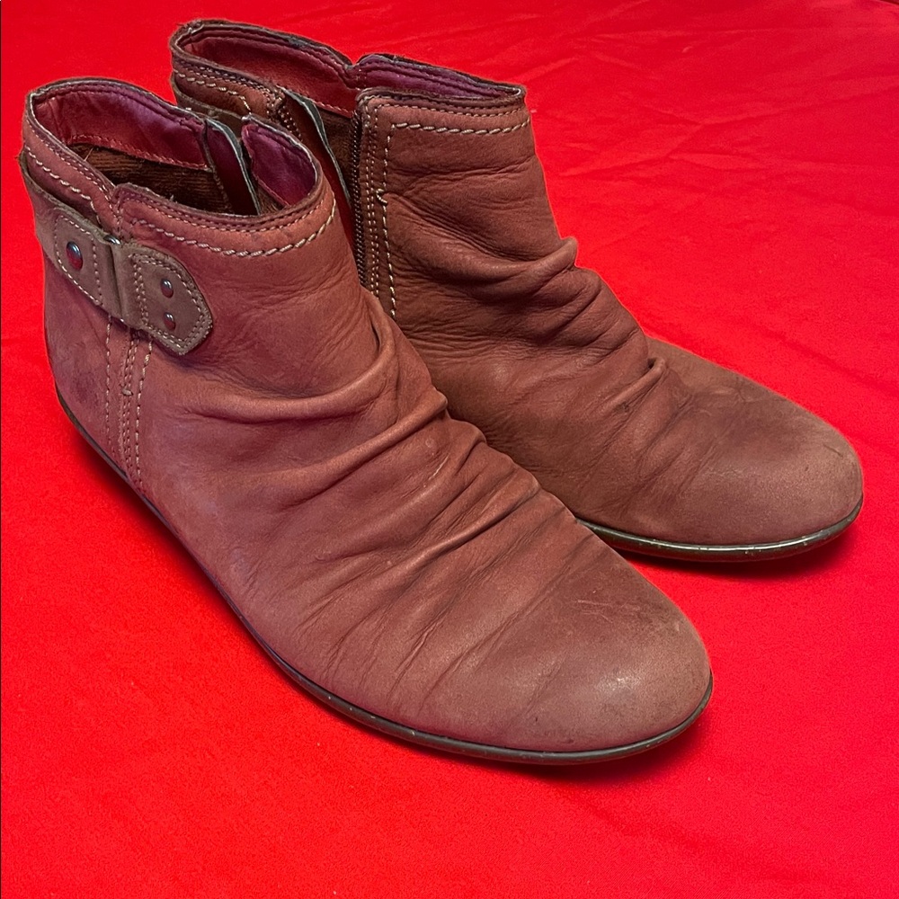 Cobb Hill Rustic Leather Maroon Ankle Booties women's size 8